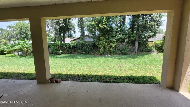 Building Photo - 8247 Hedgewood Dr