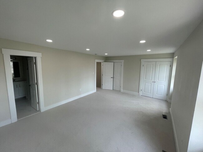 Building Photo - BEAUTIFLLY UPDATED TOWNHOME