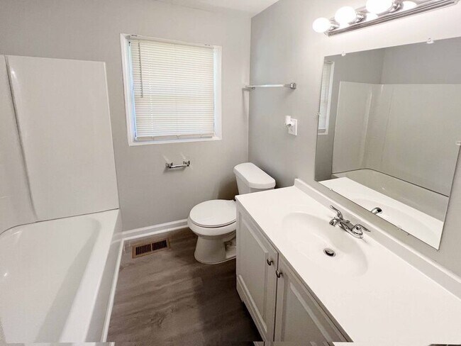 Building Photo - 1309 5th Pl NW