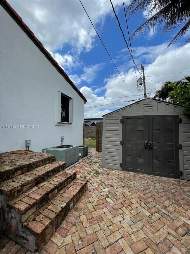 Building Photo - 8301 SW 27th Terrace