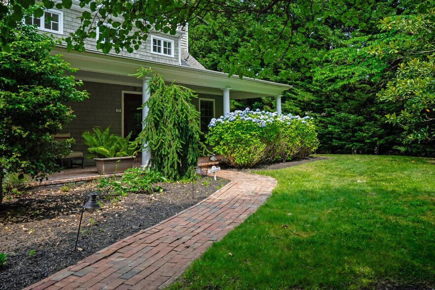 Building Photo - 11 The Pkwy