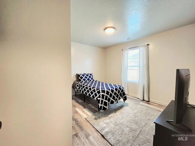 Building Photo - Welcome Home - 4 Bedroom 2.5 bath Home in ...
