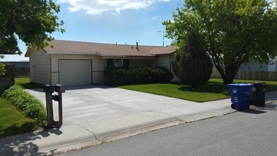 Building Photo - Cozy 3 Bedroom 1 Bath Home with Large Yard & 1 Car Attached Garage