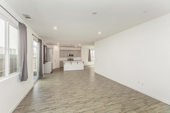 Building Photo - 2844 N Vahe Ave