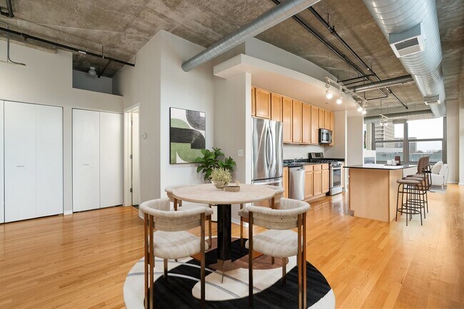 Building Photo - 933 W Van Buren St