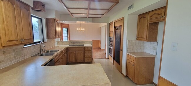 Building Photo - Vaulted Ceiling, Huge Yard, Close to Town