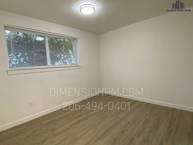 Building Photo - Bottom floor Condo with W&D hookups in Federal Way, Utilities Included!