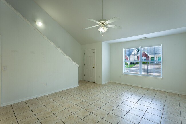 Building Photo - 3 Bedroom 3 Bath Townhouse