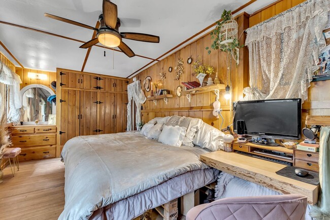 Building Photo - 3 bd 2 ba country cabin close to town