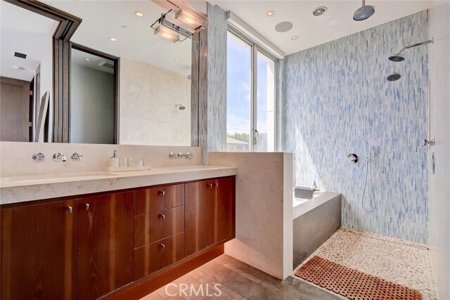 Building Photo - 3208 Ocean Dr