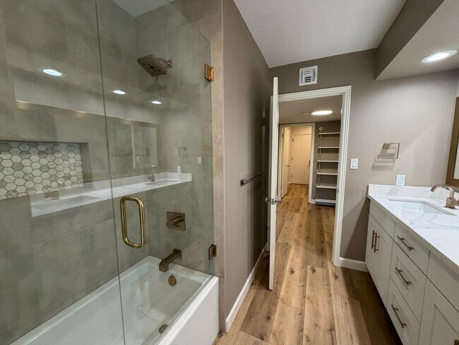 Building Photo - 9225 N Arroya Vista Dr W