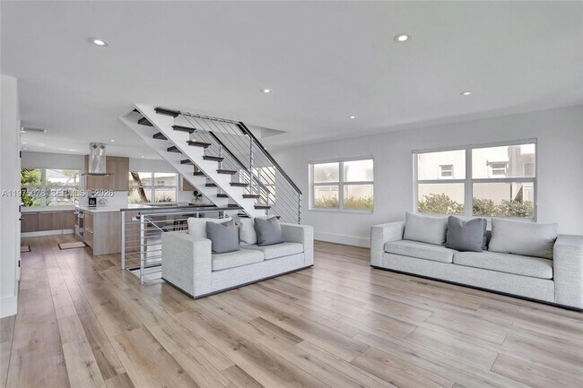 Building Photo - 1194 Hillsboro Mile Unit 1