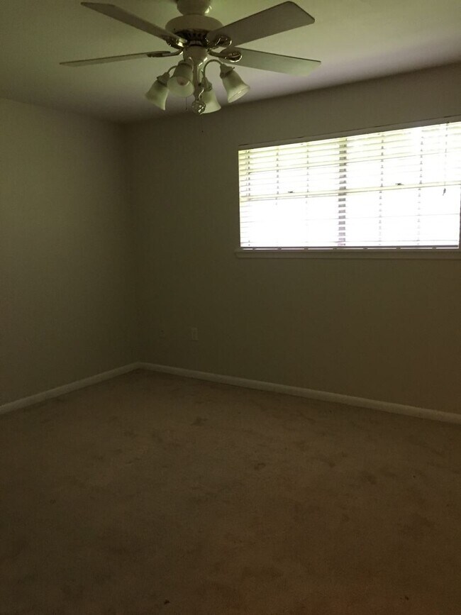 Building Photo - 1120 Wylie Dr