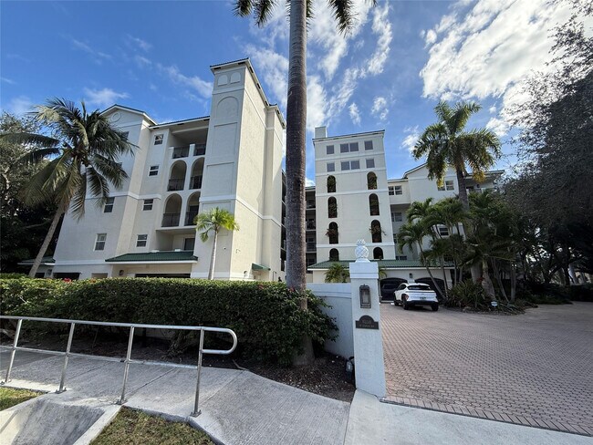 Building Photo - 1050 Seminole Dr