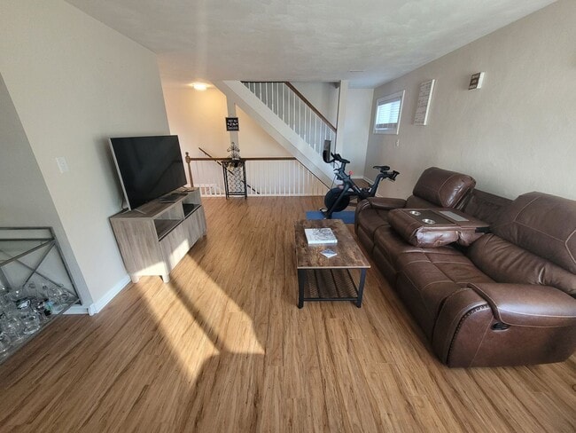 Building Photo - 2 Bedroom, 2.5 Bath Condo with with Ocean ...
