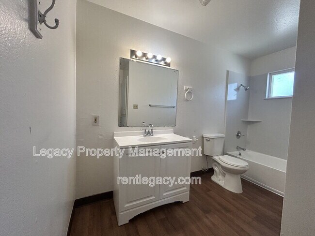 Building Photo - 4552 Ashcroft Ave