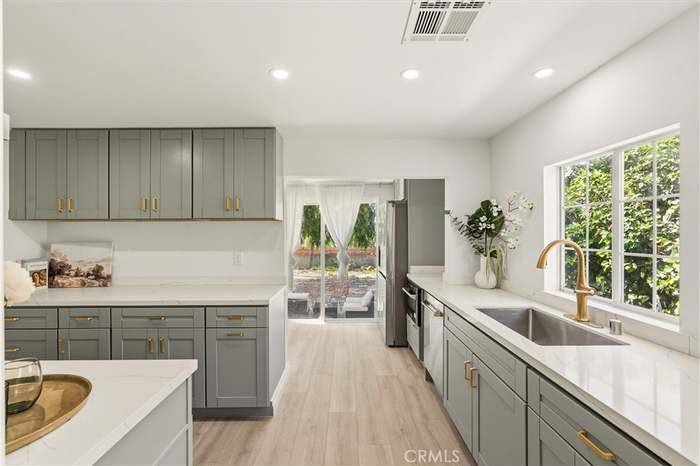 Building Photo - 10607 Whitegate Ave