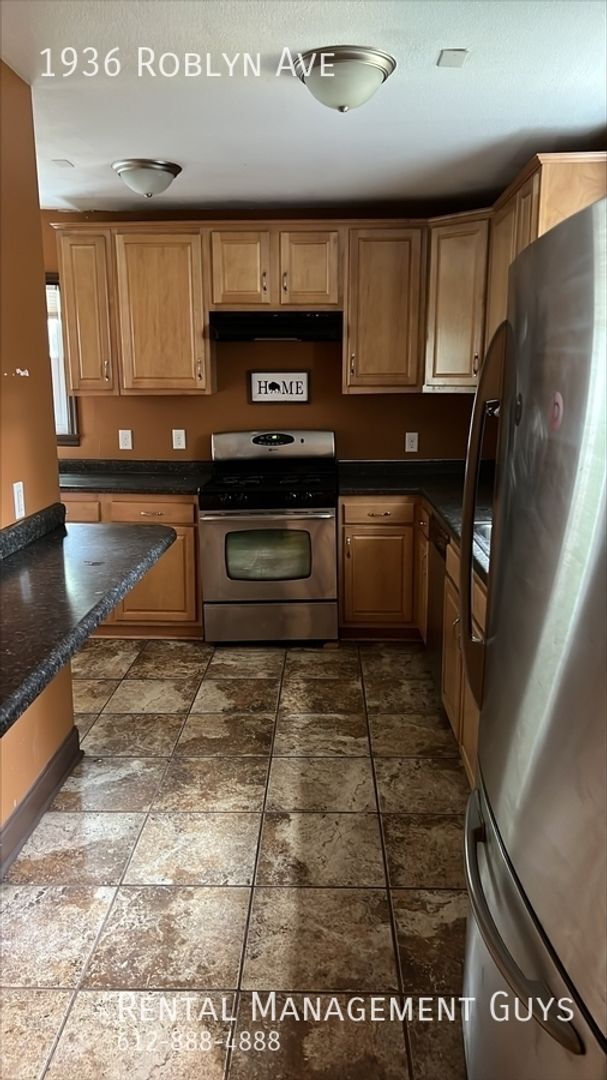 Building Photo - 1936/1938 Roblyn Ave