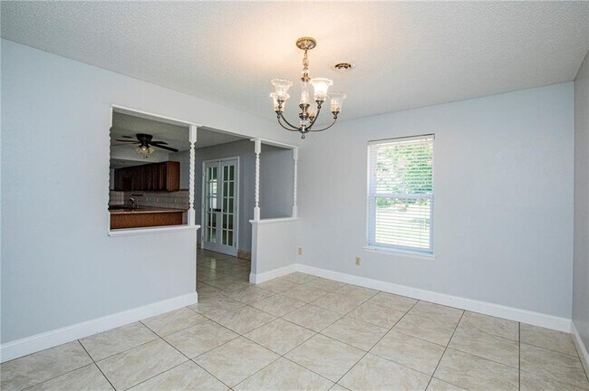 Building Photo - 2726 W Highland Cir