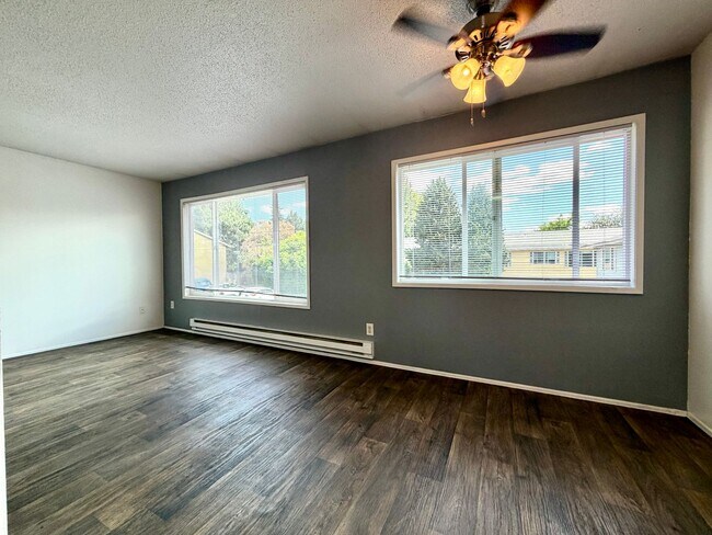 Building Photo - ~Spacious Top Floor Unit~ Great Natural Light~ Updated Appliances~ Pets Welcome!~
