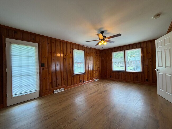 Building Photo - 4/2 House in Rosemount Park- $1,495