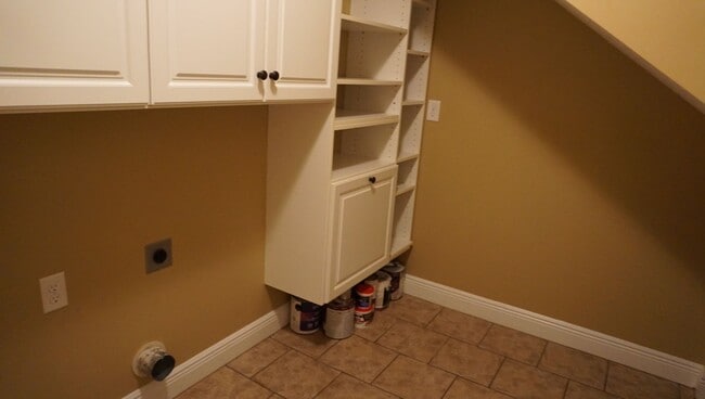 Building Photo - 4 bedroom in Crestwood-convenient location