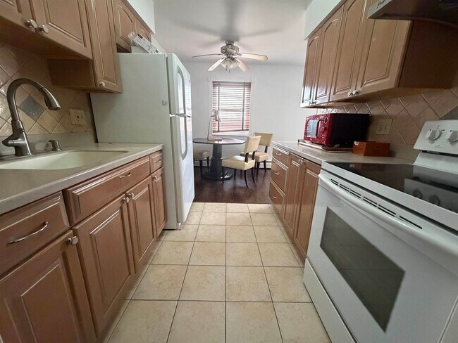 Building Photo - 2 Radio Ave