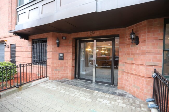 Building Photo - 915 Madison St