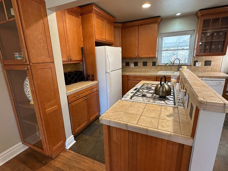 Building Photo - 2933 Ivanhoe St