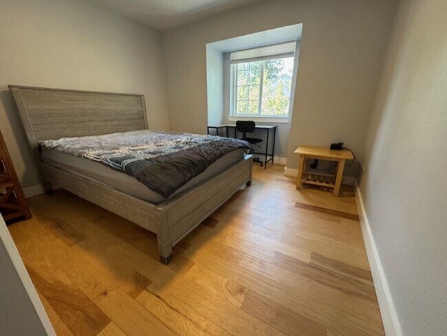 Building Photo - West Side Location