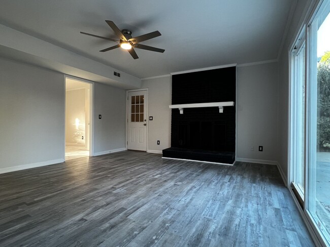 Building Photo - Fully Remodeled 3 Bedroom / 2.5 Bathroom i...