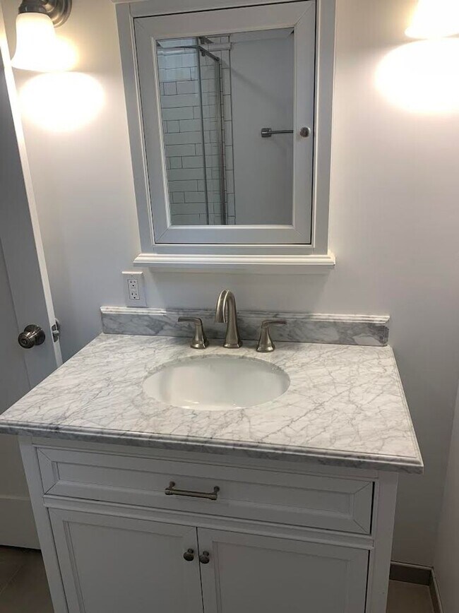 Building Photo - Impecable Remodel of Historic Eastmoreland Gem