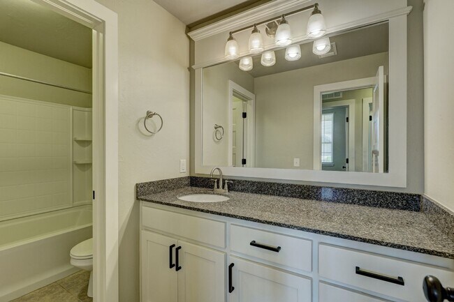 Building Photo - Desirable Home In Valencia Park!