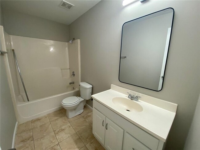 Building Photo - 130 River Pointe Ct SW