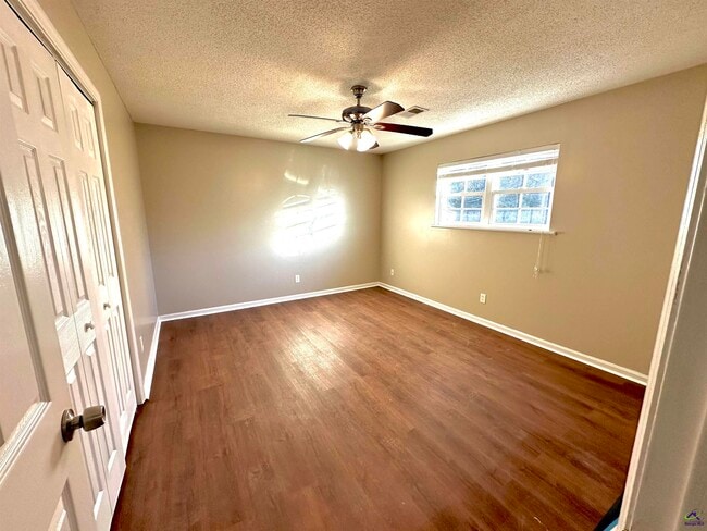 Building Photo - 106 Country Wood Trail