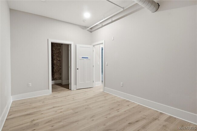 Building Photo - 136 Seneca St