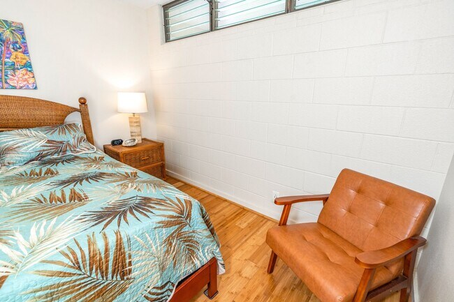 Building Photo - 1/1 Updated Furnished Condo + Private Lanai