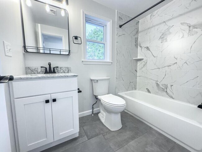 Building Photo - 453 Vineyard Ave