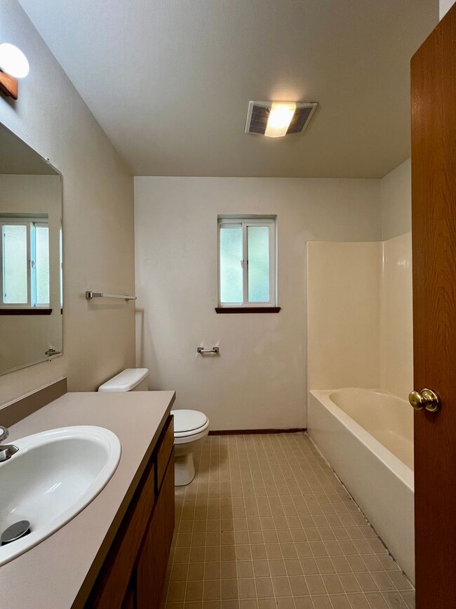 Building Photo - r205
