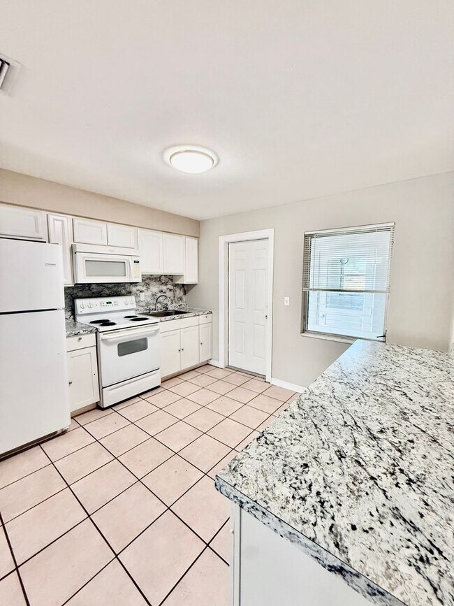 Building Photo - 2 bed 2 bath off Cape Parkway