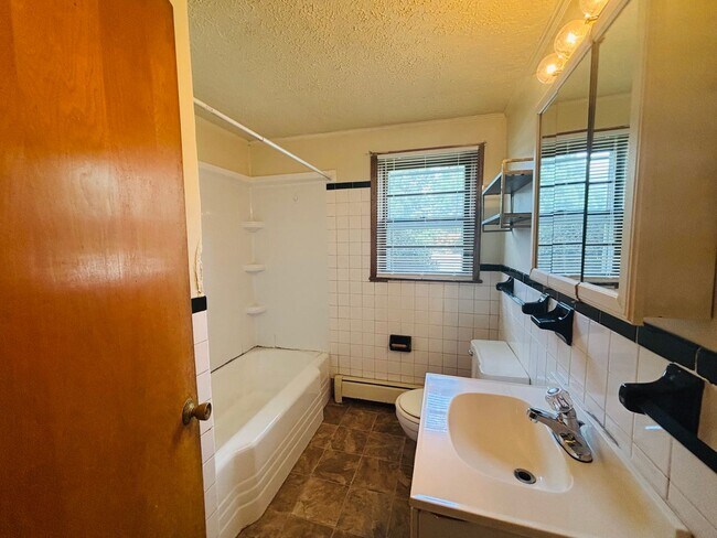 Building Photo - 208 Broce Dr