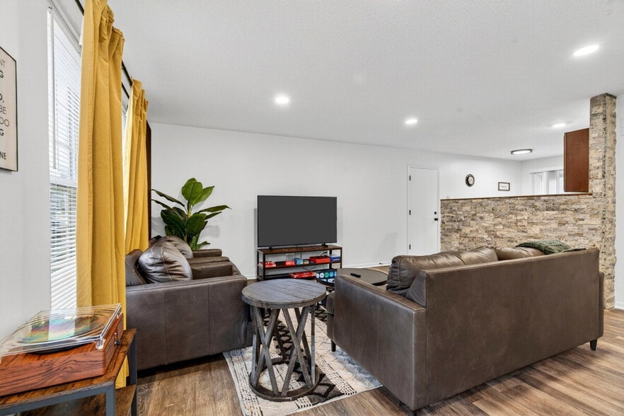 Building Photo - 2705 Freemantle Dr