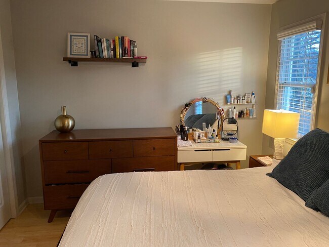 Building Photo - Immaculate end unit townhome in Raleigh's most desirable neighborhood - THE Five Points!