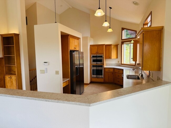 Building Photo - Stunning Custom Home with Beautiful Views