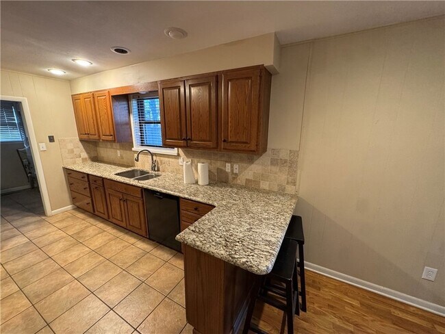 Building Photo - 718 E Debra Dr