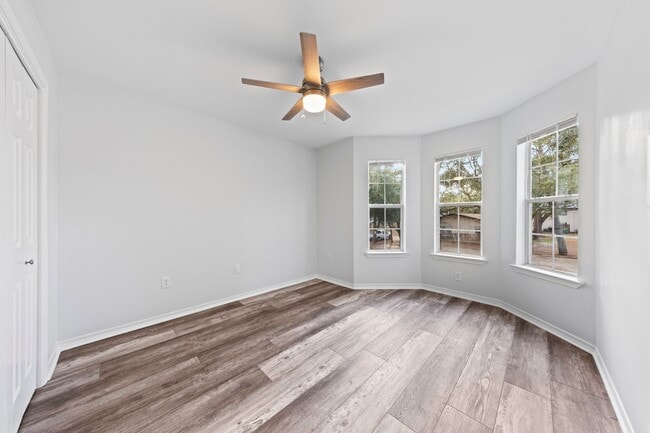 Building Photo - Beautifully Updated Townhouse