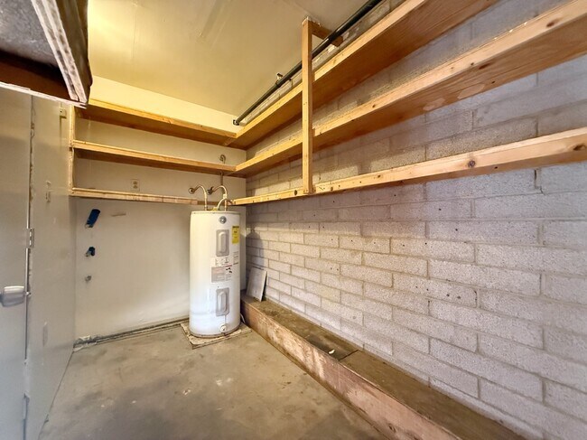 Building Photo - 4031 W Mesquite Ln
