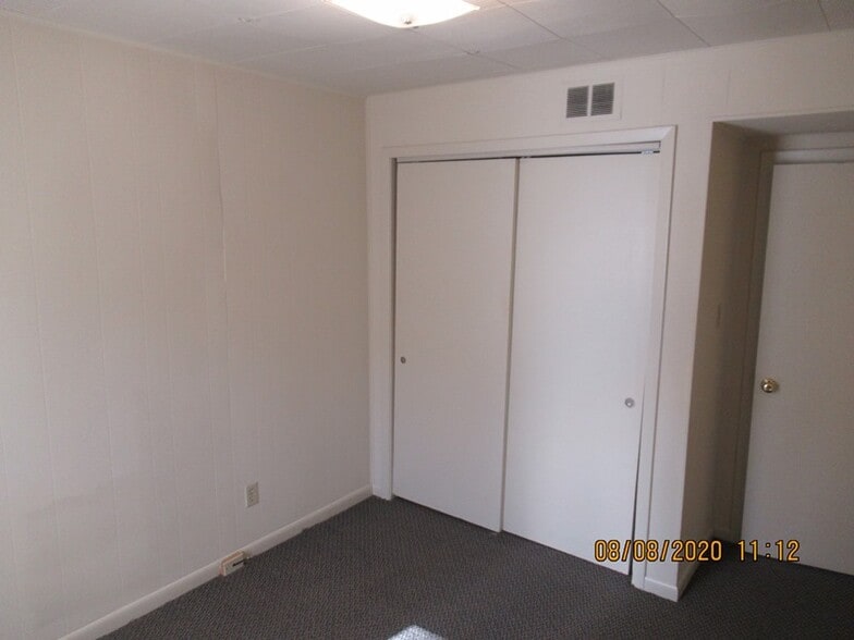 Building Photo - 419 E 12th St