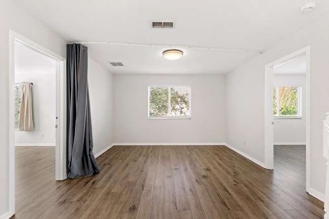 Building Photo - Spacious and beautifully maintained 5-bedroom, 3.5-bathroom two-story home