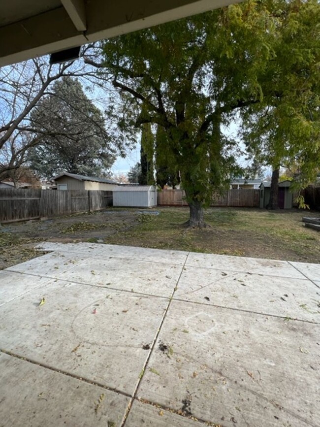 Building Photo - Available Large 3 Bedroom 1 Bath with Conv...